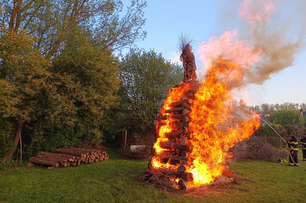 Na čarodějnice bude chladno. Přesto hrozí vznik požárů