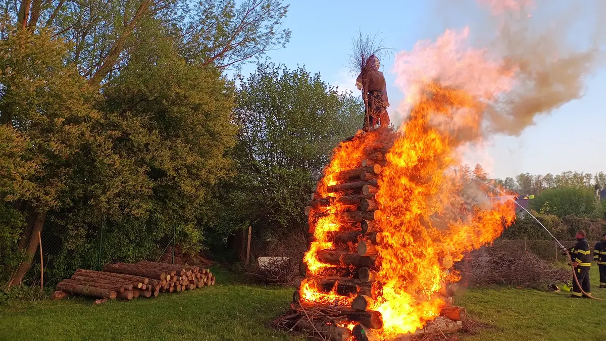 Na čarodějnice bude chladno. Přesto hrozí vznik požárů