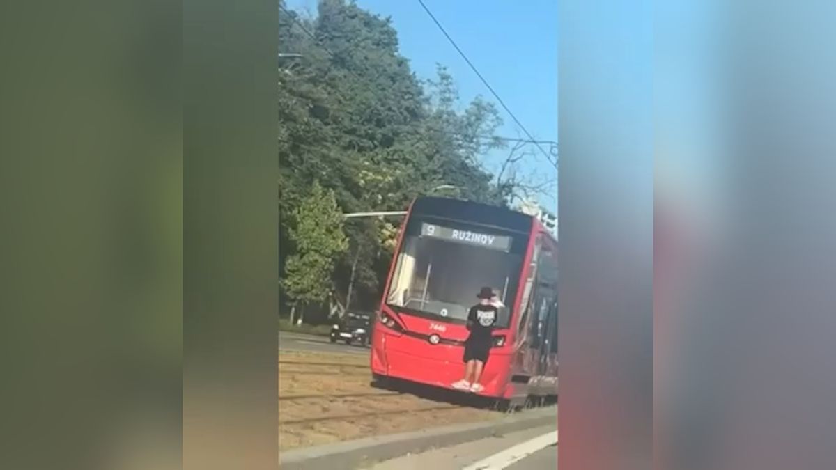 Mladík se v Bratislavě vozil na nárazníku tramvaje