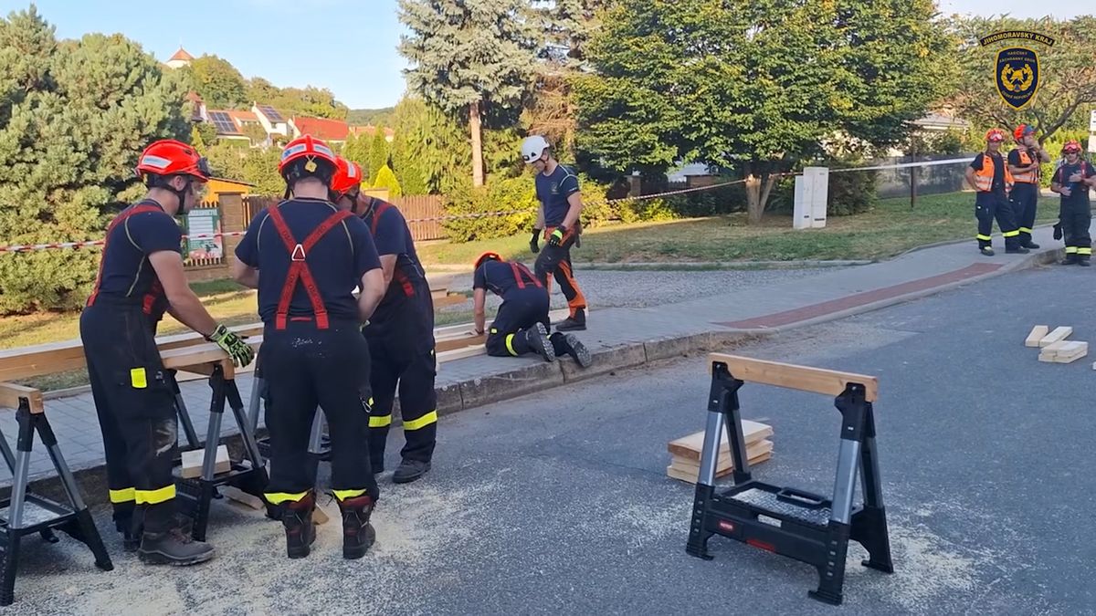 A je to. Video ukazuje, jak se z rekonstrukce sokolovny stala demolice