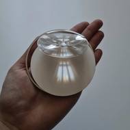 Kolekce šperků od Kláry Valuškové interaguje se světlem, zachytává atmosféru prostředí a reaguje na změny osvětlení. Šperky tak odrážejí okolí a na nositeli se neustále proměňují.