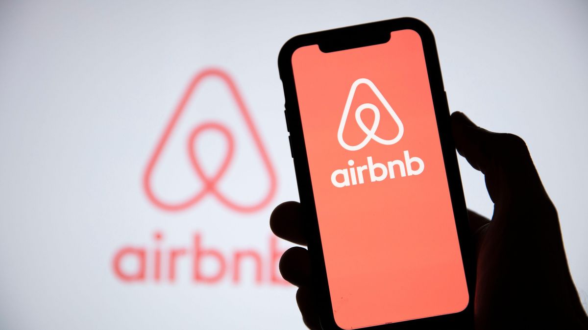 Obce budou moci na část roku zakázat pronájmy přes Airbnb