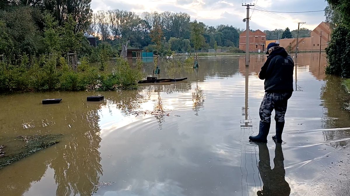 Voda z rozbouřené Moravy zaplavila domy v Chomoutově