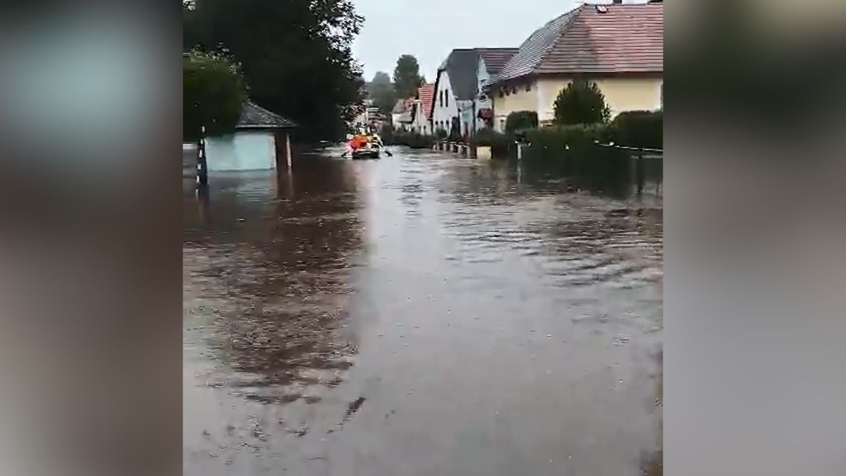 Matka a dcera odmítly opustit dům na Českokrumlovsku. Museli je zachraňovat hasiči