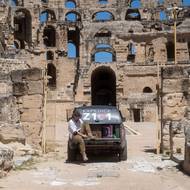 V Tunisku měl Vaňourek jedinečnou příležitost vjet autem do amfiteátru El-džem.