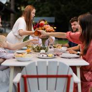 Kolekce venkovního nábytku se skládá ze židlí a stolů, které si získají každého svým pohodlím a unikátním vzhledem.