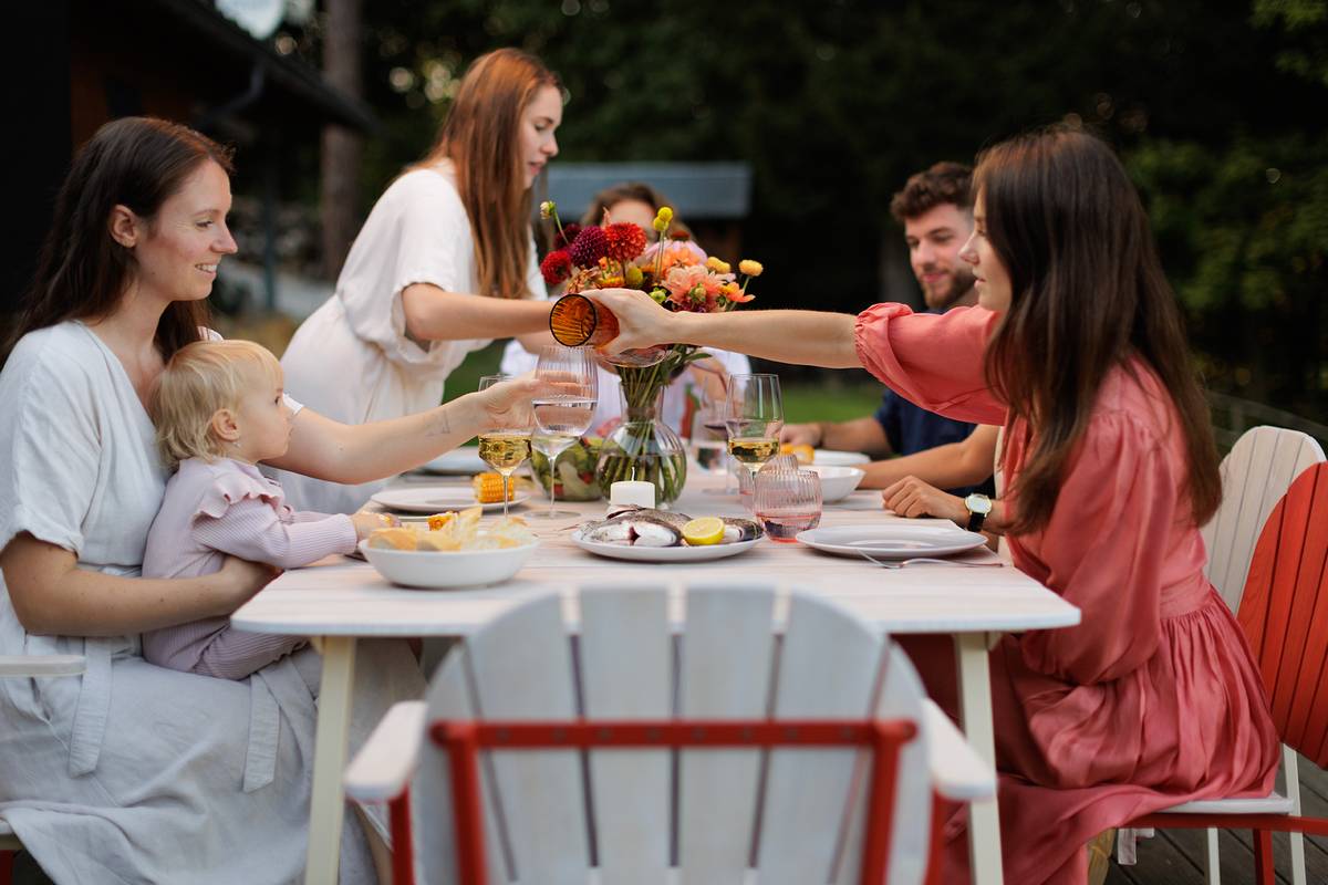 Kolekce venkovního nábytku se skládá ze židlí a stolů, které si získají každého svým pohodlím a unikátním vzhledem.