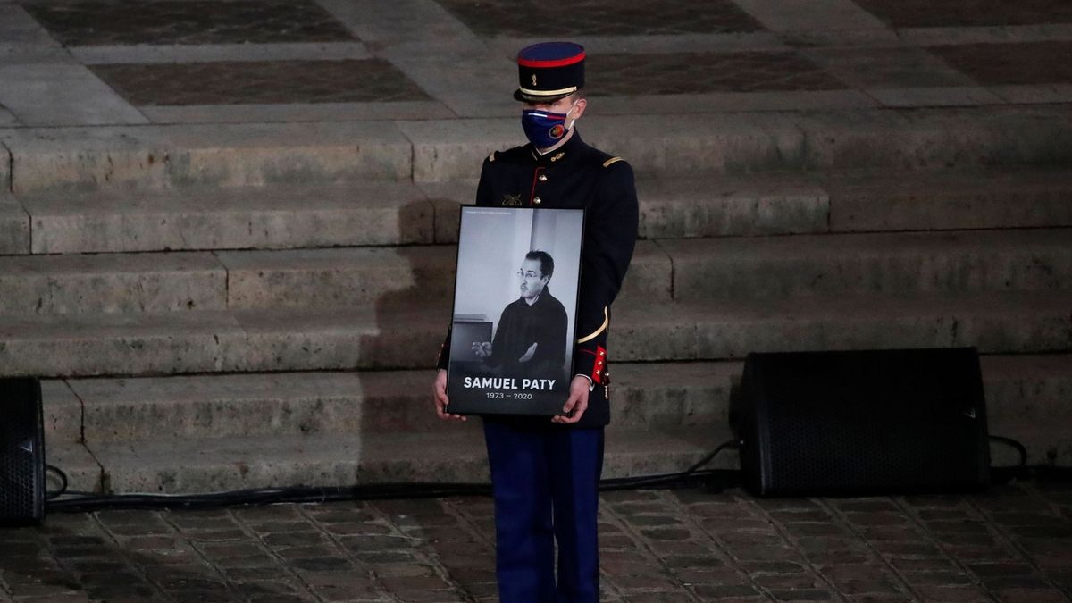 Čel Republikánské gardy drží při pietě portrét Samuel Patyho