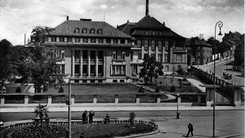 Pohled na architektonicky cenné stavby v Plzni na dobovém snímku.