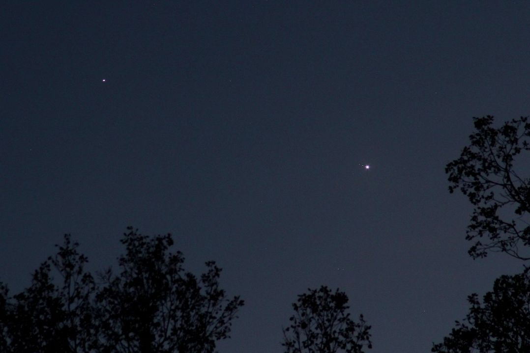 Jupiter (jasnější vpravo) a Saturn na večerní obloze
 

