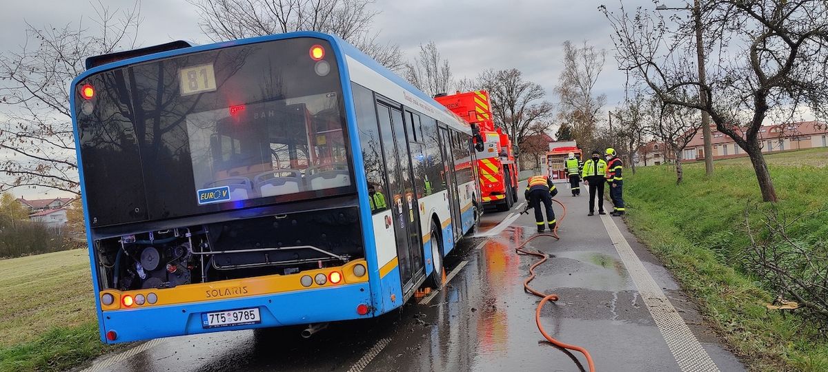 Po vyproštění hasiči opláchli kola a podvozek autobusu od hlíny.