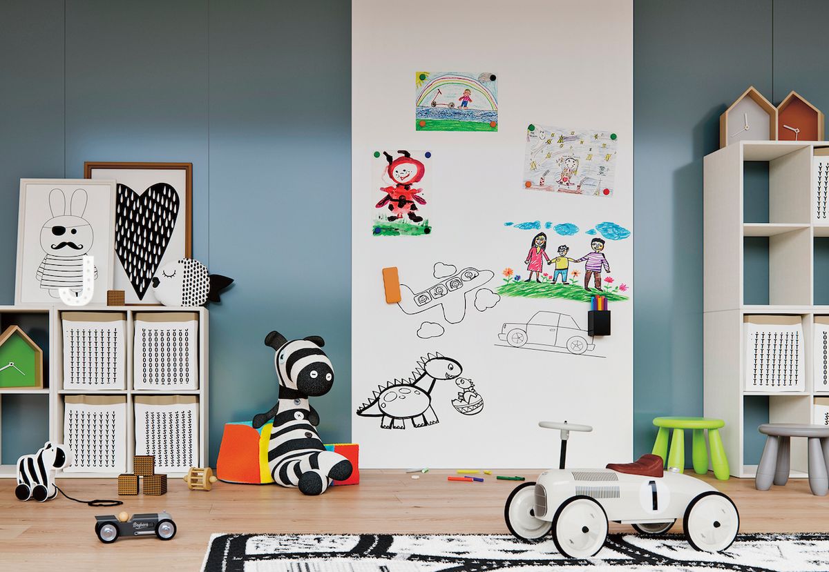 Díky obkladovému systému Efekta můžete dítě klidně nechat kreslit rovnou na stěnu. Tabule nezabírá místo jako malířský stojan a lze ji využít i jako magnetickou nástěnku. 