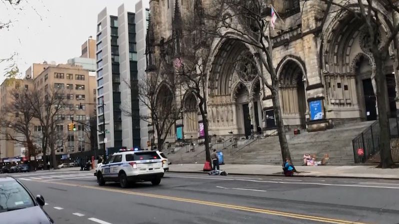 Útočník u newyorské katedrály spustil palbu po pěveckém koncertu, policie ho zastřelila