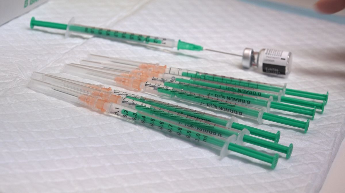 Americký regulátor brzy schválí nové vakcíny proti omikronu