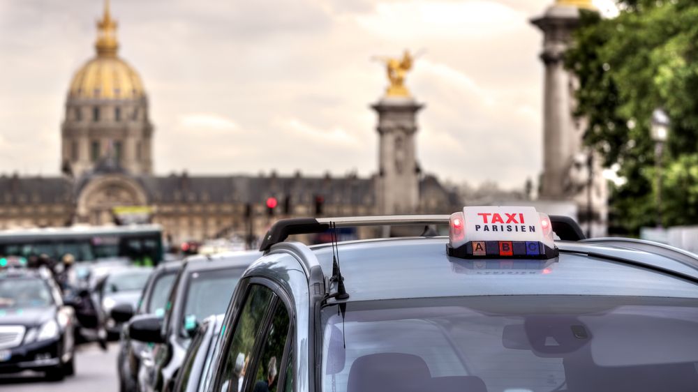 Pařížský taxikář oškubal turisty. Za 40minutovou jízdu jim naúčtoval 230 eur