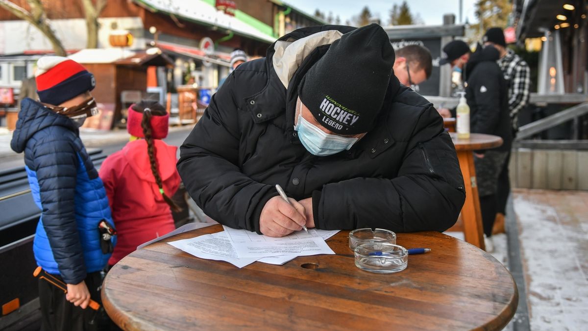 Lidé podepisují petici u restaurace Za Pecí v Harrachově na Semilsku