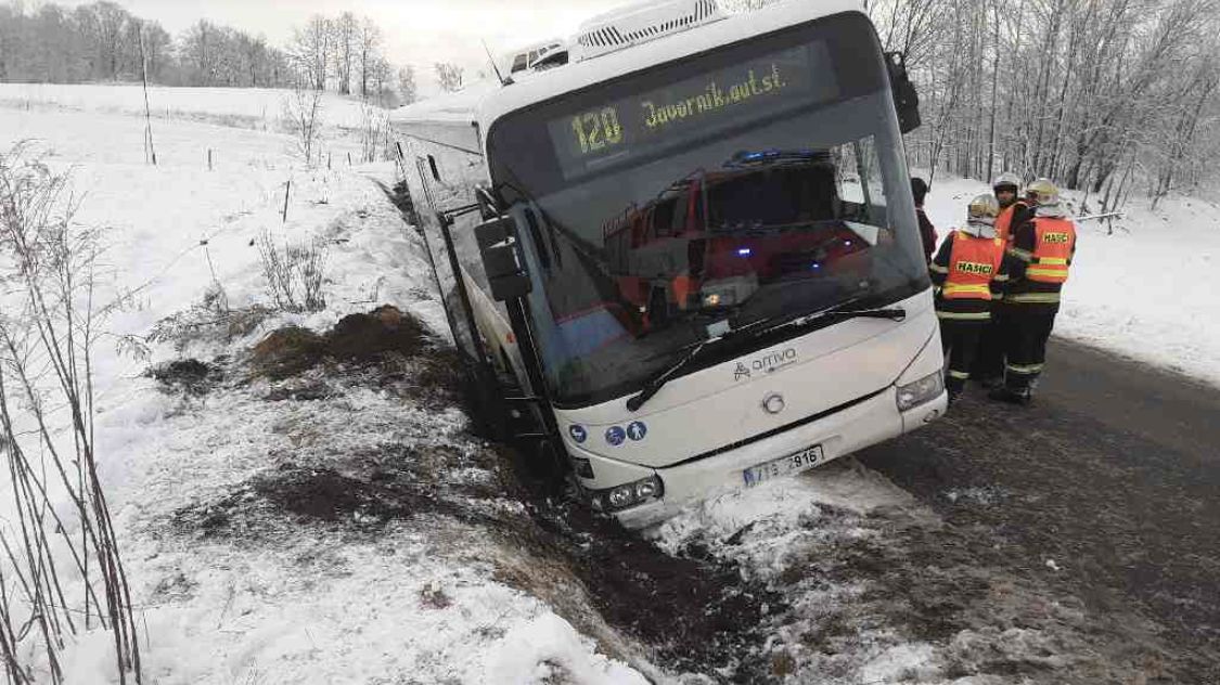 Na Jesenicku havaroval linkový autobus, cestujícím pomáhali ven hasiči