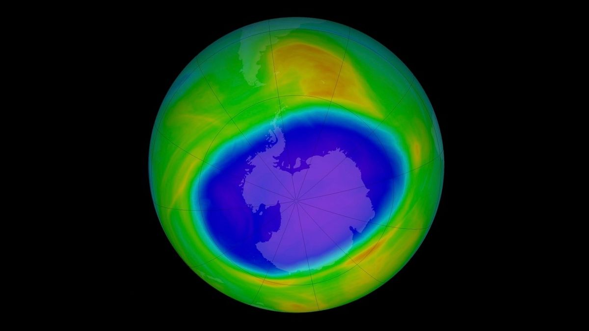 Nad Antarktidou se zacelila obří ozonová díra