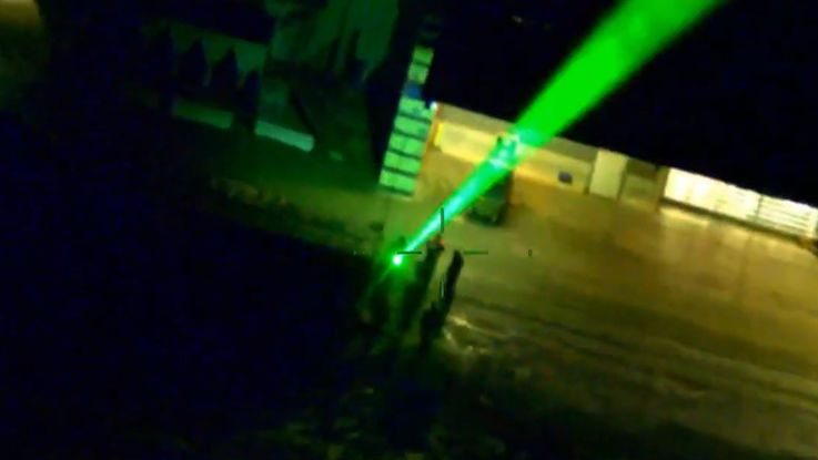 Mladík podle policie útočil laserem na její vrtulník