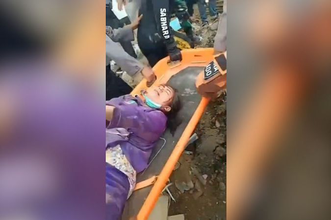 BEZ KOMENTÁŘE: Na Sulawesi našli v troskách po dvou dnech od zemětřesení živou ženu