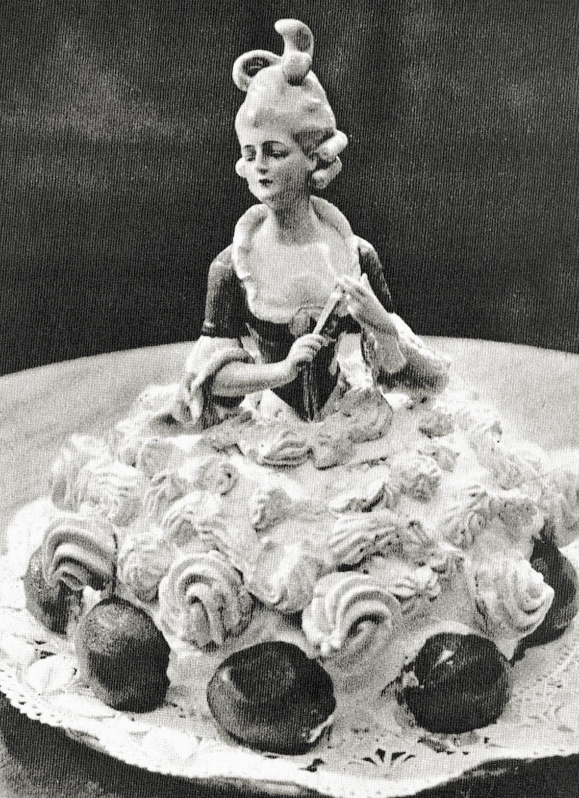 Umný dort s ženskou postavičkou