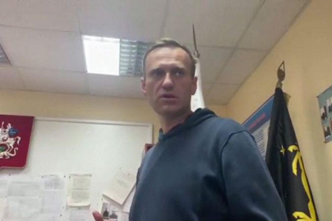 BEZ KOMENTÁŘE: Soud s Navalným začal rovnou na policejní stanici