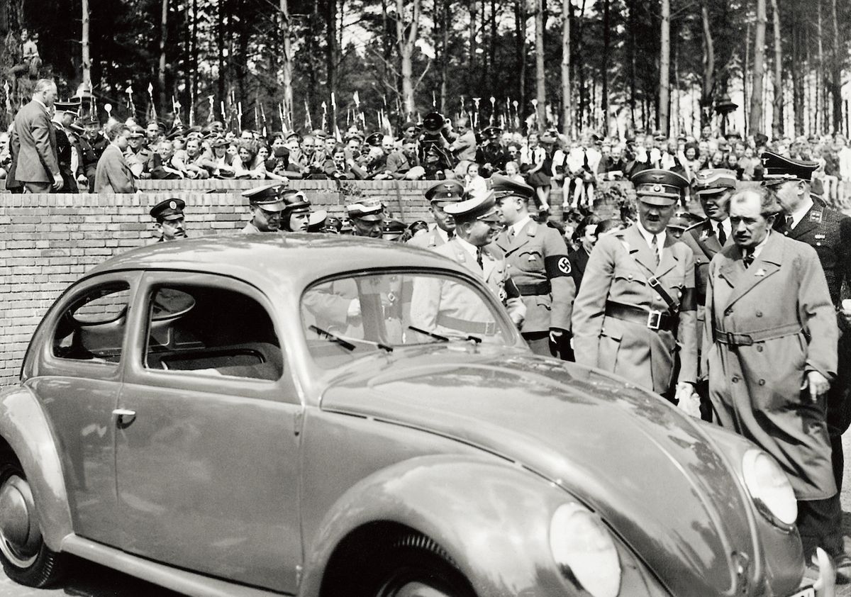 Adolf Hitler a Ferdinand Porsche (vpravo) při založení továrny ve Wolfsburgu, kde Volkswagen sídlí dodnes.