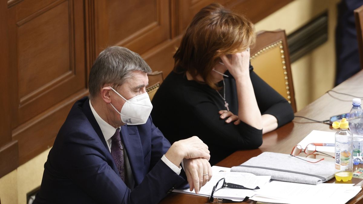 Premiér Andrej Babiš a ministryně financí Alena Schillerová na čtvrtečním jednání Sněmovny