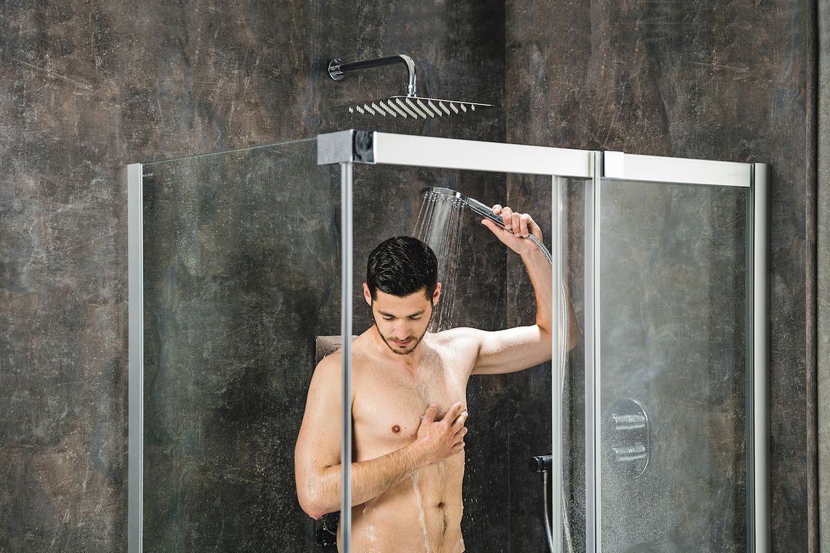 Ve sprchovém koutě ideálně kombinujeme hlavovou, ruční i boční sprchu. Hranatá hlavová sprcha vynikne v moderním koupelnovém interiéru.