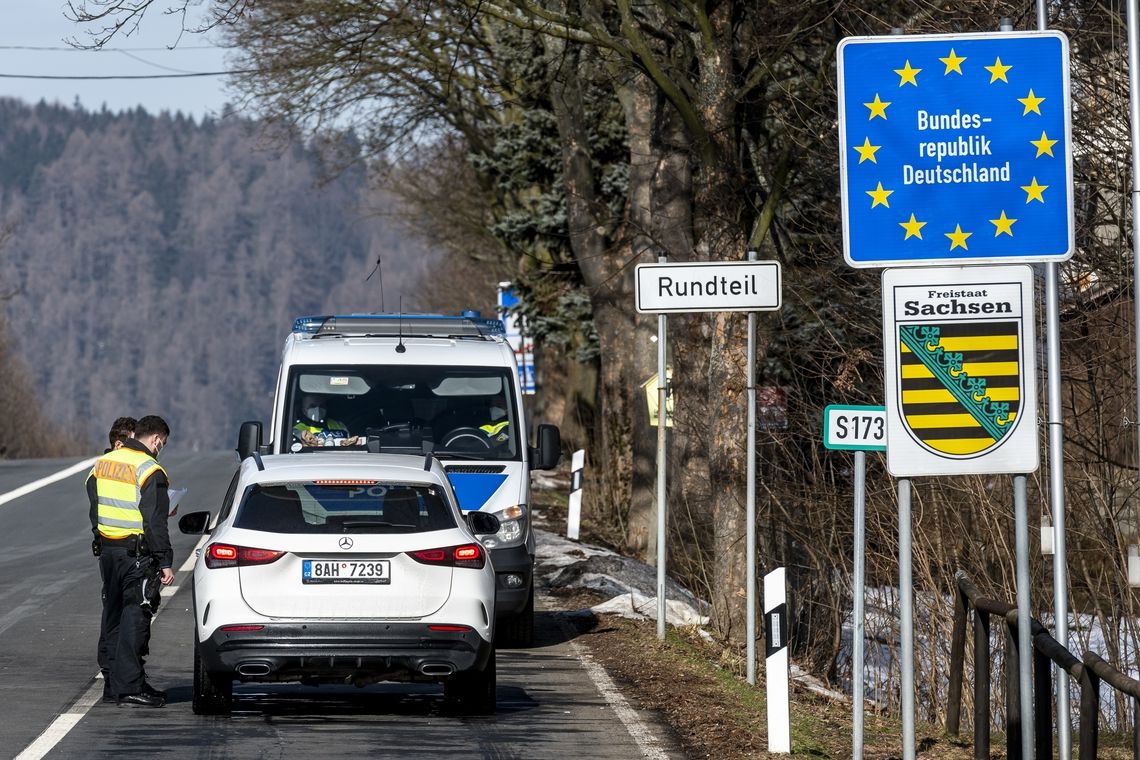 Němečtí policisté kontrolují 20. února automobil na česko-německém hraničním přechodu Petrovice/Bahratal v Krušných horách na Ústecku.