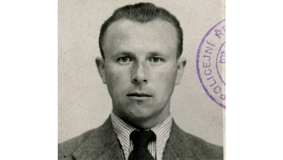 Mladý policejní agent Miloslav Nečásek.