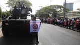 V Barmě se demonstruje navzdory tankům v ulicích 