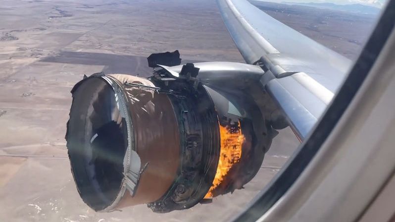 Pasažér natočil z první řady hořící motor letadla v Denveru