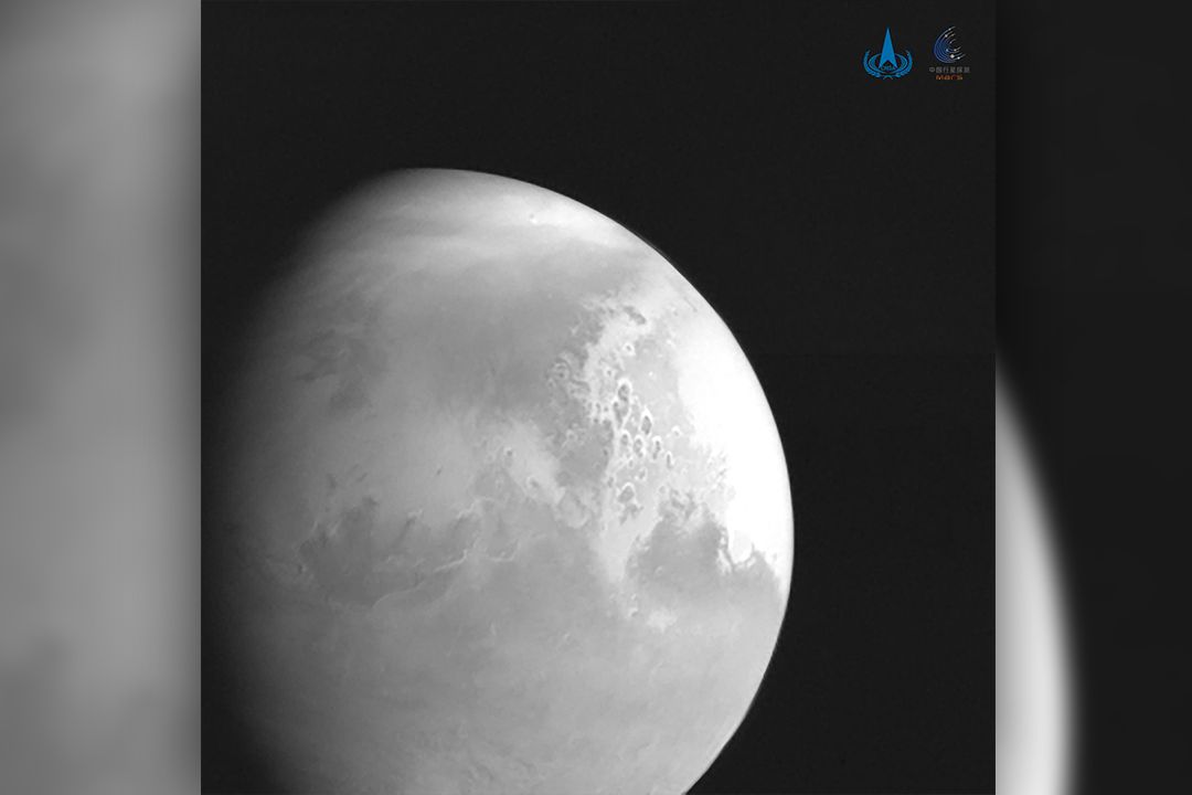 Fotografie Marsu z čínské sondy Tchien-wen 1 ze vzdálenosti 2,2 milionu kilometrů od planety