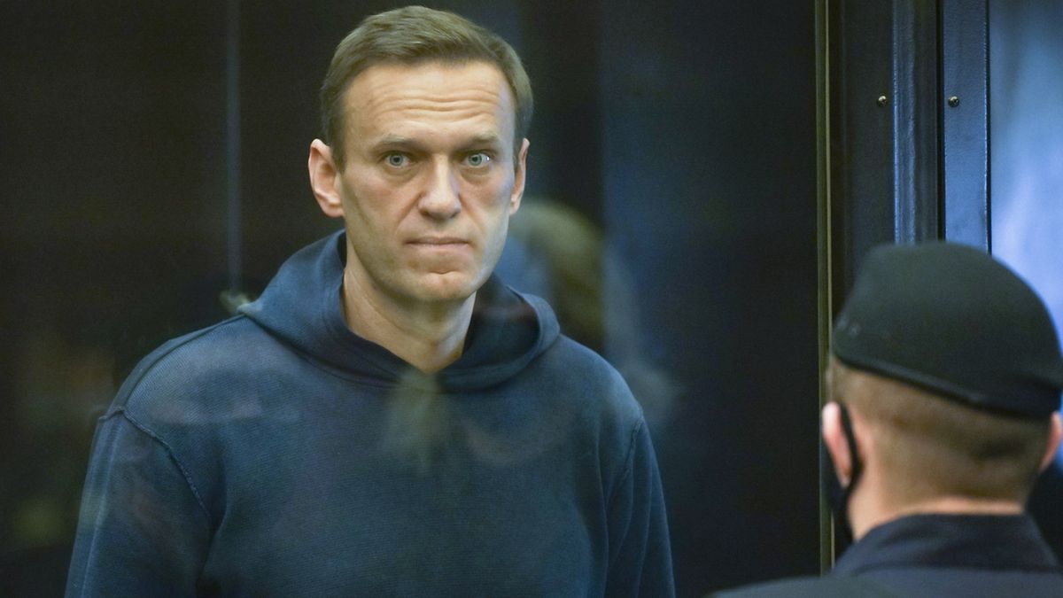 Soud poslal Navalného na 3,5 roku do vězení