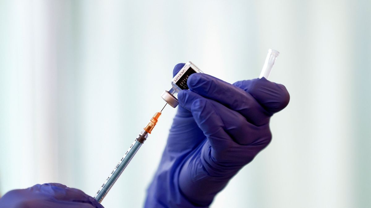 Kritizujte vakcínu Pfizeru, nabízeli francouzským influencerům