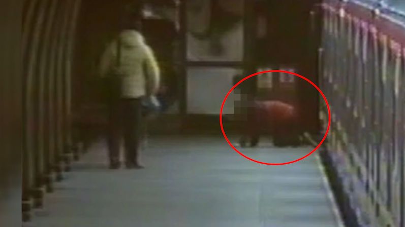 Čtrnáctiletý chlapec vylezl z metra po čtyřech. Nadýchal 3,5 promile
