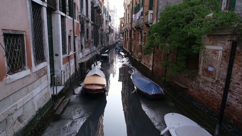 Některé kanály v Benátkách skoro vyschly, gondoly jsou na dně