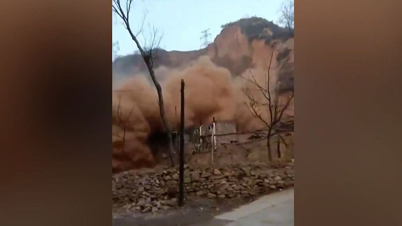Během pár vteřin skončila v Číně pod masou kamení část vesnice