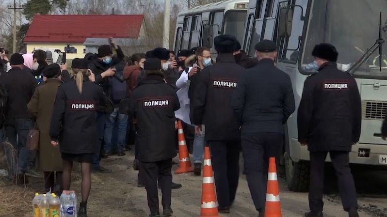 V Rusku zadrželi lékařku a zpravodaje CNN před věznicí, kde je Navalnyj