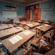 Těžko říci, proč to jsou právě opuštěné školní učebny, mateřské školky nebo dětská oddělení nemocnic, která v opuštěných městech působí nejděsivěji.