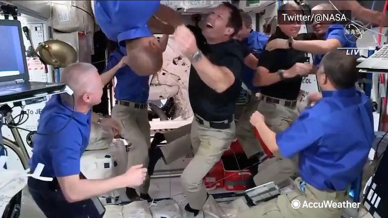 Posádku Crew Dragonu cestou na ISS vystrašil neznámý předmět