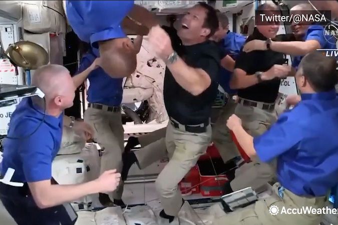 BEZ KOMENTÁŘE: Vítání nové posádky na ISS