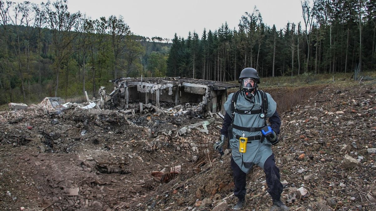 Pyrotechnik na místě výbuchu muničního skladu ve Vrběticích po druhé explozi v prosinci 2014