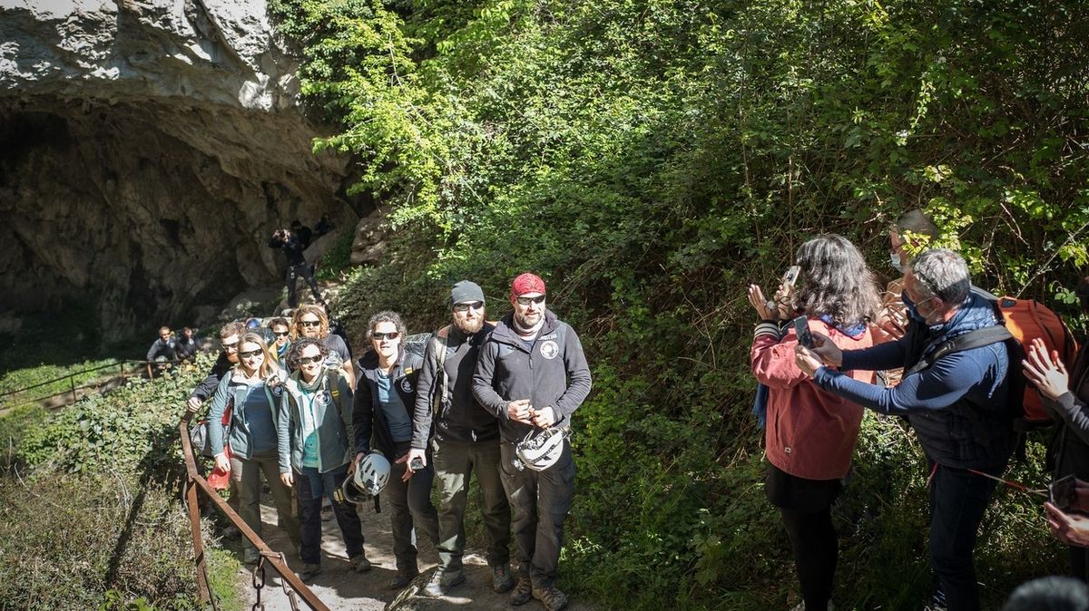 Skupina Francouzů strávila 40 dní v jeskyni v úplné tmě. Experiment zkoumal lidské biorytmy