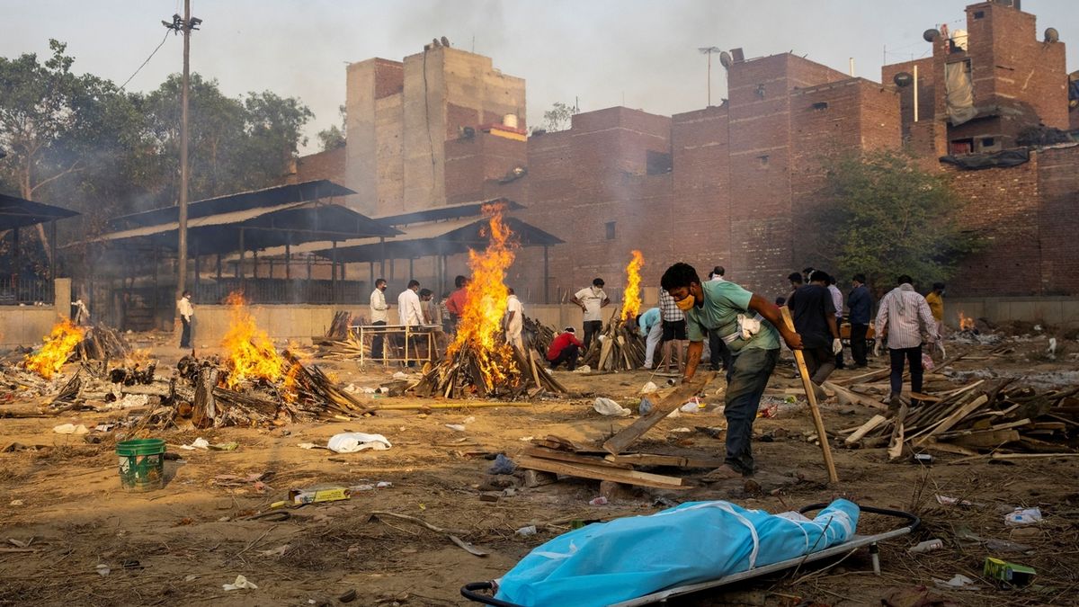 Nemocnice v Dillí volají SOS, nemají kyslík. Krematoria nestačí spalovat mrtvé