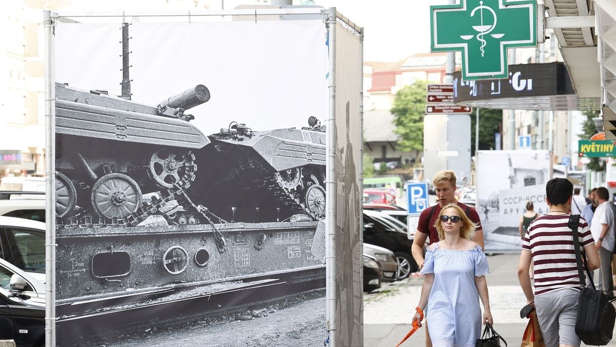 FOTO: Obří snímky v pražských Dejvicích připomínají 30 let od odchodu sovětských vojáků