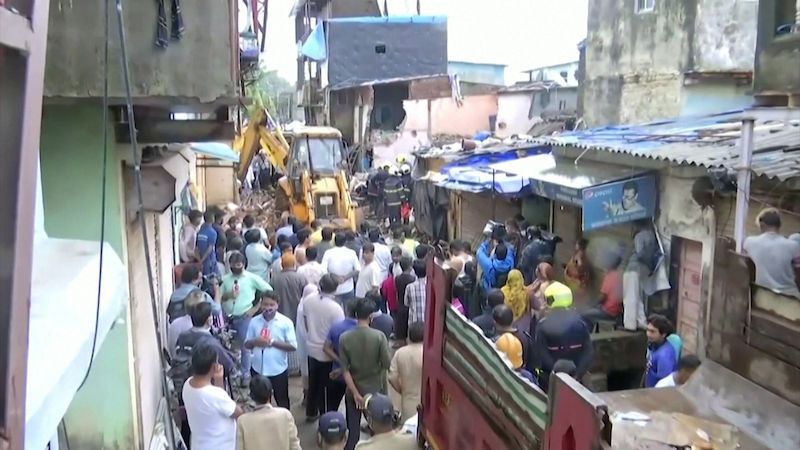 V Indii se zhroutil dům na sousední budovu, zahynulo 11 lidí včetně osmi dětí