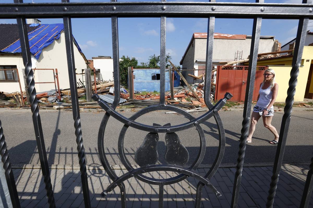 Odklízení následků tornáda v obci Hrušky na jižní Moravě.