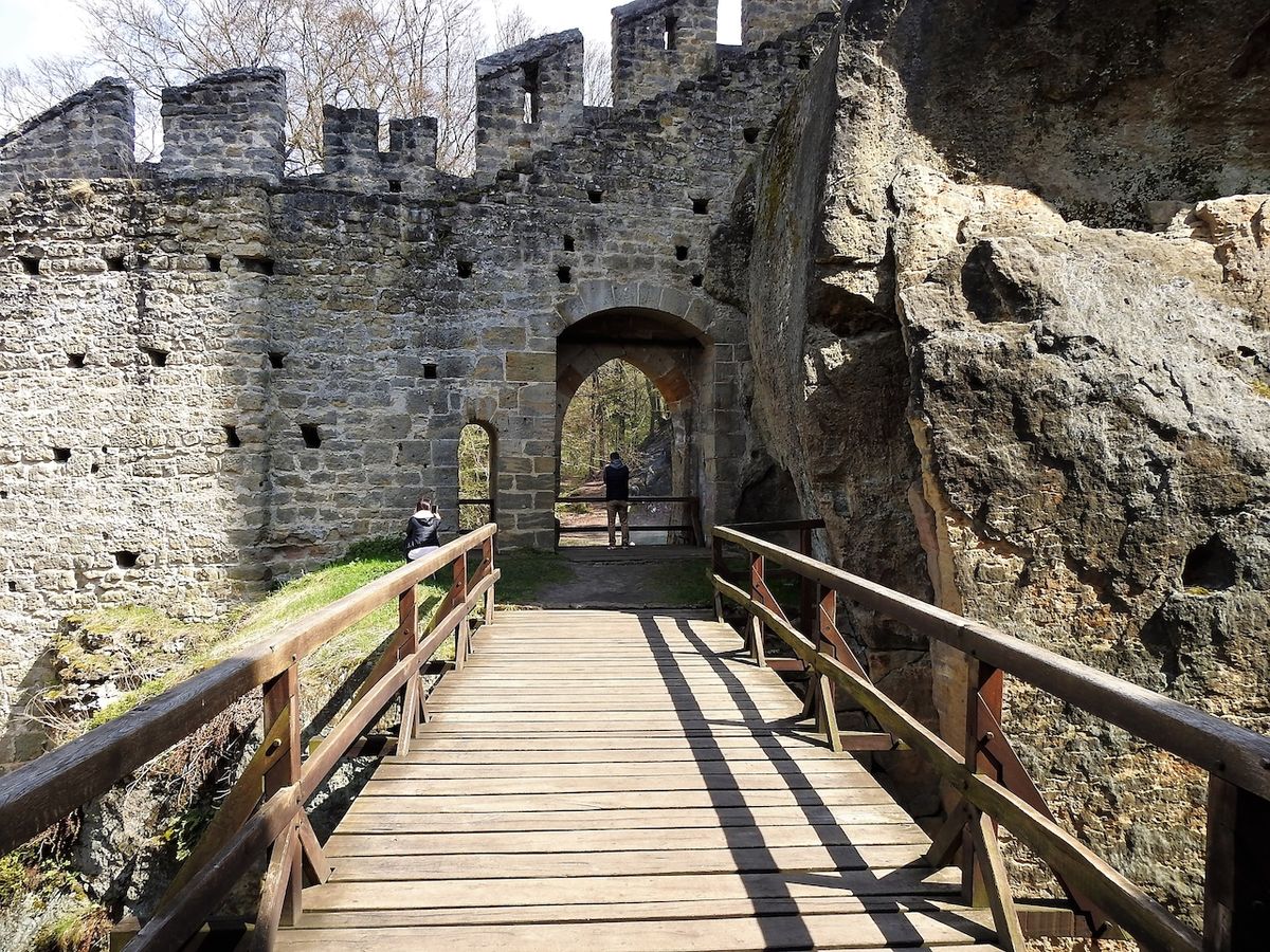 Do vnitřního hradu se vchází po dřevěném mostu.